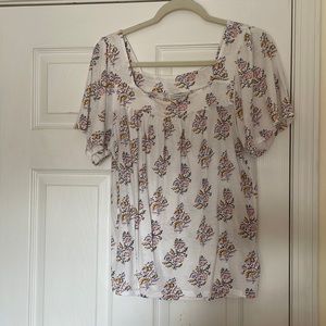 This blouse is in great condition and it’s a size medium!